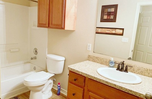 Port Arthur House | Cozy Bedroom 2 I 0.5ml Refinery I 0.1ml Lamar