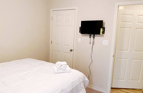 Port Arthur House | Cozy Bedroom 2 I 0.5ml Refinery I 0.1ml Lamar