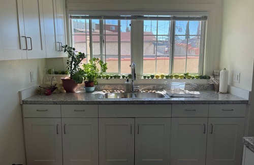 Boyle Heights Apartment | COZY BEDROOM - FULL KITCHEN - CLEAN SPACIOUS LA APARTMENT w. PRIVATE SUITE ROOM