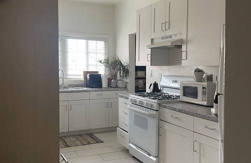 Boyle Heights Apartment | COZY BEDROOM - FULL KITCHEN - CLEAN SPACIOUS LA APARTMENT w. PRIVATE SUITE ROOM