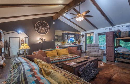 Welches House | Cozy Birdhouse w Big screen TV’s Sleeps 6. 20 min to Ski Resorts!