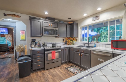 Welches House | Cozy Birdhouse w Big screen TV’s Sleeps 6. 20 min to Ski Resorts!