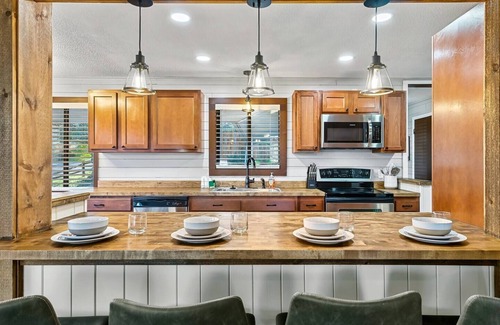 Gatlinburg House | Cozy Blue Cottage- Hot Tub, 5min to Downtwn G’burg