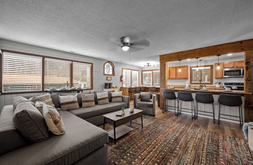 Gatlinburg House | Cozy Blue Cottage- Hot Tub, 5min to Downtwn G’burg