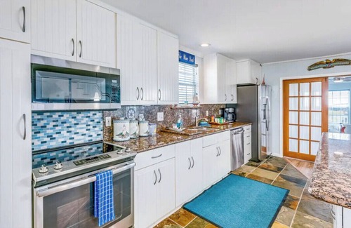 Galveston House | Cozy Blue Whale Beach House with wrap around deck