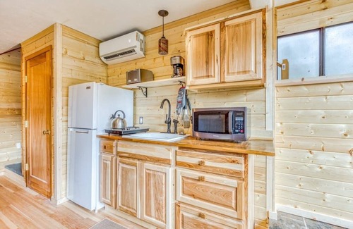 Stevenson Apartment | Cozy Blueberry Cottage Studio Stevenson, king bed, kitchenette, p