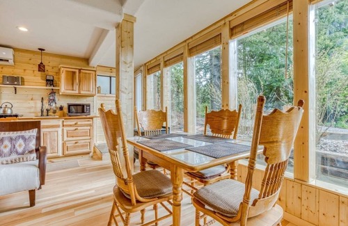 Stevenson Apartment | Cozy Blueberry Cottage Studio Stevenson, king bed, kitchenette, p
