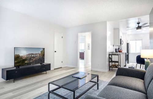 Sawtelle Apartment | Cozy Brentwood 1BR w/W/D in unit, near Whole Foods & UCLA by Blueground