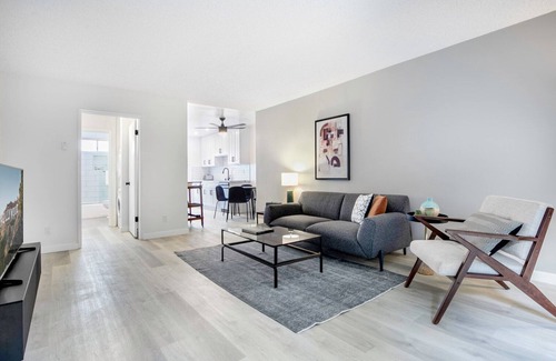 Sawtelle Apartment | Cozy Brentwood 1BR w/W/D in unit, near Whole Foods & UCLA by Blueground