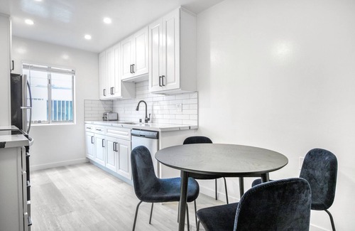 Sawtelle Apartment | Cozy Brentwood 1BR w/W/D in unit, near Whole Foods & UCLA by Blueground