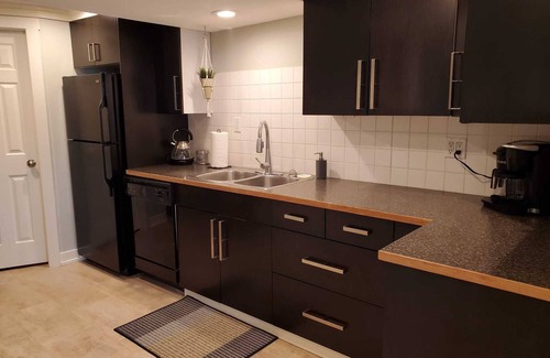Langley House | Cozy & Bright 3 Bedroom, 2 Bath Basement Suite