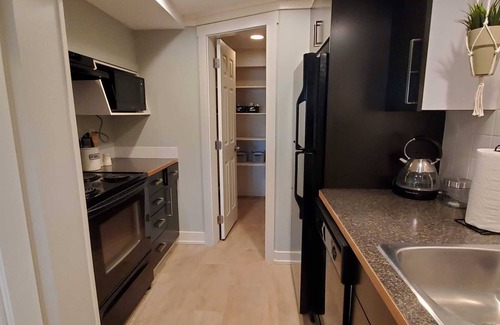 Langley House | Cozy & Bright 3 Bedroom, 2 Bath Basement Suite