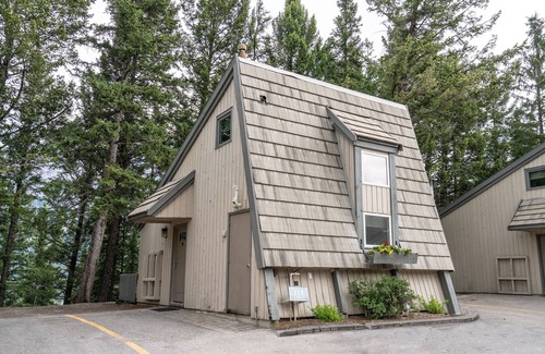 Banff Cabin | Cozy + Bright Mountain Cabin