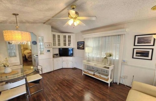Mesa House | Cozy Bright Park Model, Vibrant 55+ many Amenities