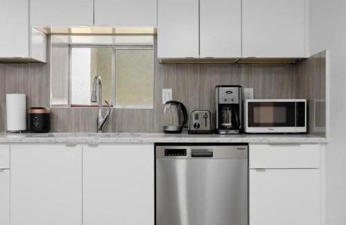 Dunbar House | Cozy Bsmt Suite Near Ubc, Kits, And Dt Vancouver
