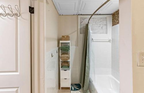 Loring Heights Apartment | Cozy Buckhead Suite - great area, free easy parking, near shops and restaurants