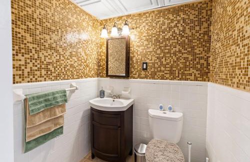 Loring Heights Apartment | Cozy Buckhead Suite - great area, free easy parking, near shops and restaurants