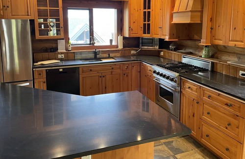 Golden Ski Chalet | Cozy Buffalo Cabin that sleeps 22. Base of Kicking Horse!