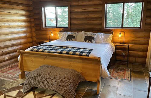 Golden Ski Chalet | Cozy Buffalo Cabin that sleeps 22. Base of Kicking Horse!