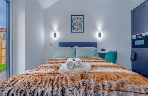 Filton House | Cozy bungalow near Concorde museum w/backyard