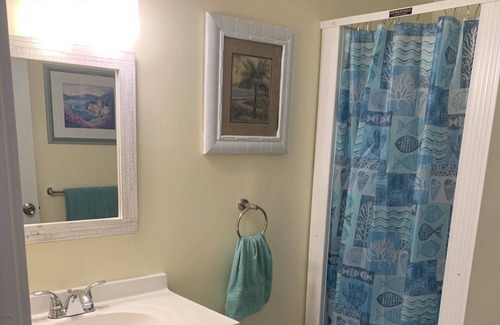La Vista Cottage | Cozy Bungalow, one mile from the beach. Pet friendly with no pet fees.