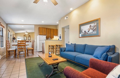 Kimberling City House | Cozy Bungalow w Free Tickets, Lake Access & Views, Community Outdoor Pool-Mini Golf
