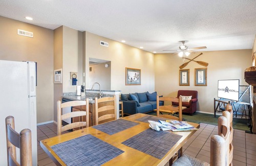 Kimberling City House | Cozy Bungalow w Free Tickets, Lake Access & Views, Community Outdoor Pool-Mini Golf