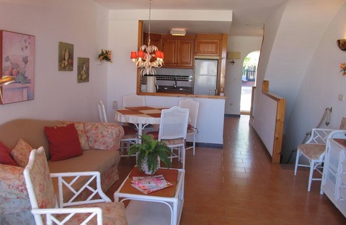 Gran Alacant House | Cozy Bungalow with Garden, Terrace, Pools, and Parking near Santa Pola Beach