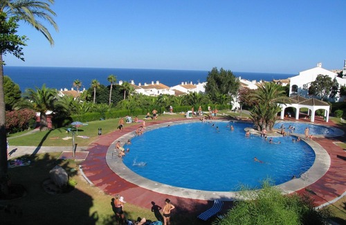 Gran Alacant House | Cozy Bungalow with Garden, Terrace, Pools, and Parking near Santa Pola Beach