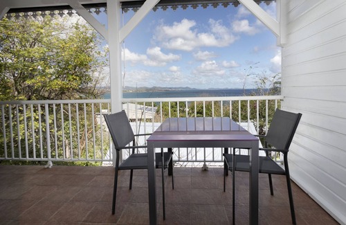 Le Diamant House | cozy bungalow with panoramic views of the bay with beach access 200m