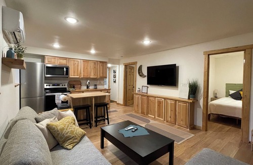Marmot Cabin | Cozy cabin 1 mile to Sandy Ridge Bike Park, with RV hook up and EV charger.