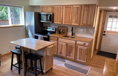 Marmot Cabin | Cozy cabin 1 mile to Sandy Ridge Bike Park, with RV hook up and EV charger.