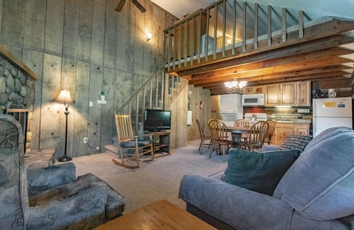 Blowing Rock Apartment | Cozy Cabin #10 - Sleeps 6 - Full kitchen + fireplace - between Boone & Blowing Rock NC