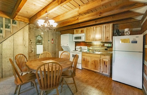 Blowing Rock Apartment | Cozy Cabin #10 - Sleeps 6 - Full kitchen + fireplace - between Boone & Blowing Rock NC