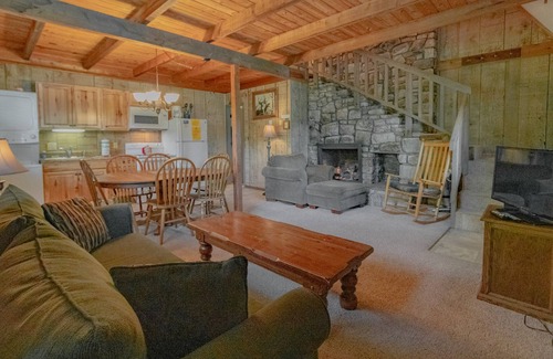 Blowing Rock Apartment | Cozy Cabin #13 - Sleeps 6 - Full kitchen + fireplace - between Boone & Blowing Rock NC