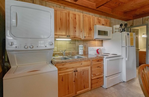 Blowing Rock Apartment | Cozy Cabin #13 - Sleeps 6 - Full kitchen + fireplace - between Boone & Blowing Rock NC