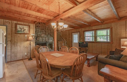 Blowing Rock Apartment | Cozy Cabin #13 - Sleeps 6 - Full kitchen + fireplace - between Boone & Blowing Rock NC