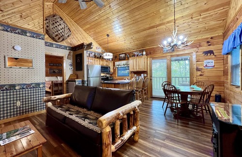 Pigeon Forge Cabin | Cozy cabin 2 miles from Parkway! Secluded Screen Porch Wifi Pool Dog Friendly