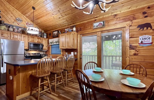Pigeon Forge Cabin | Cozy cabin 2 miles from Parkway! Secluded Screen Porch Wifi Pool Dog Friendly