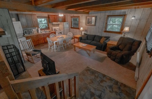 Blowing Rock Apartment | Cozy Cabin #33 - Sleeps 6 - Full kitchen + fireplace - between Boone & Blowing Rock NC