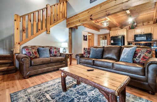 Pigeon Forge Cabin | Cozy Cabin- 5mins From Pigeon Forge - Hot Tub