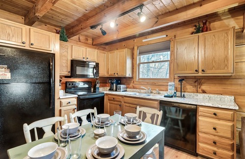 Pigeon Forge Cabin | Cozy Cabin- 5mins From Pigeon Forge - Hot Tub