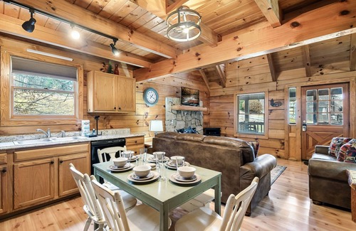 Pigeon Forge Cabin | Cozy Cabin- 5mins From Pigeon Forge - Hot Tub