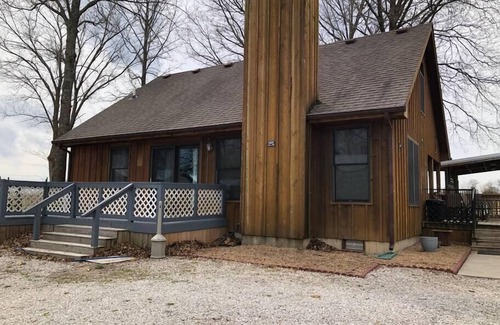 Clinton House | Cozy Cabin by Bucksaw Marina, Truman Lake