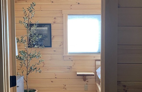 Louisburg Cabin | Cozy cabin by the lake