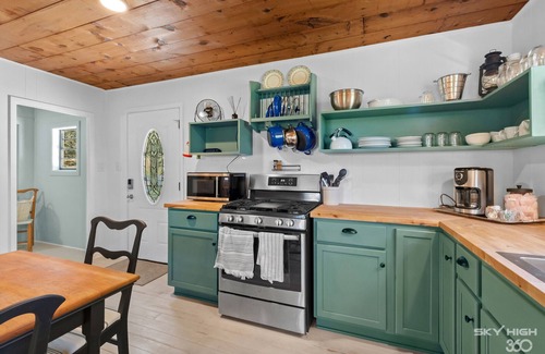 Marble Falls Cabin | Cozy Cabin, Central AC, 5 Min. to Buffalo River, Pets & Families Welcome!