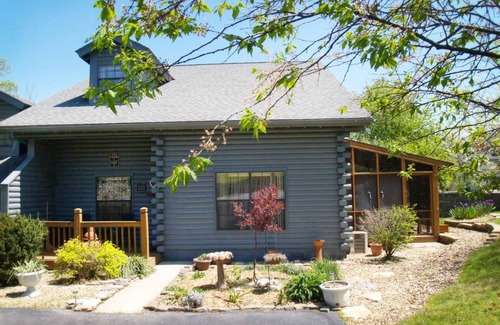 Table Rock Cabin | Cozy cabin close Branson fun/area lakes~ great enclosed patio~ pet friendly