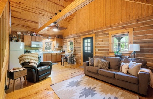 Birdseye Cabin | Cozy cabin close to Patoka Lake main entrance!