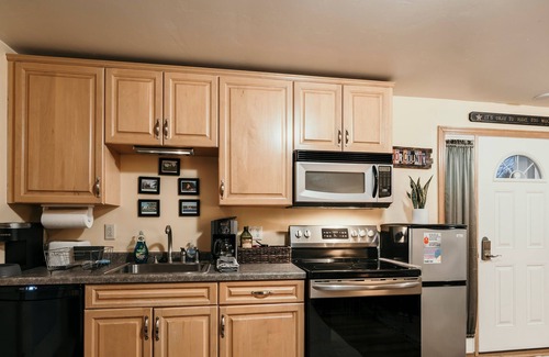 Fish Creek Cottage | Cozy Cabin! Dwntwn Fish Crik! Hike, Bike. Dogs ok!