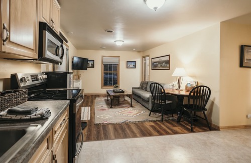 Fish Creek Cottage | Cozy Cabin! Dwntwn Fish Crik! Hike, Bike. Dogs ok!